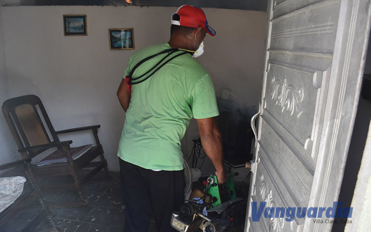 Operario en fumigación contra el mosquito Aedes aegypti. Operario en fumigación contra el mosquito Aedes aegypti.