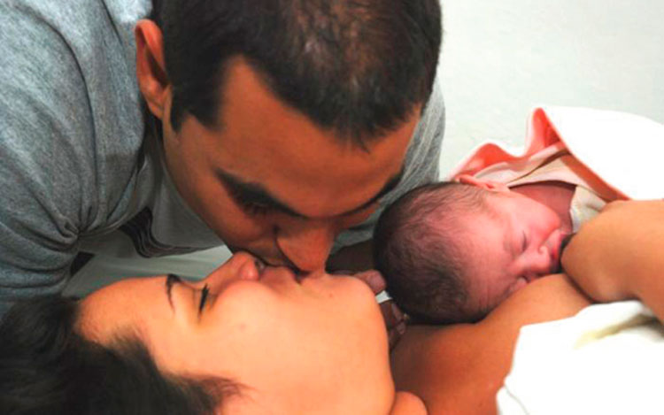 Familia cubana con recié nacido