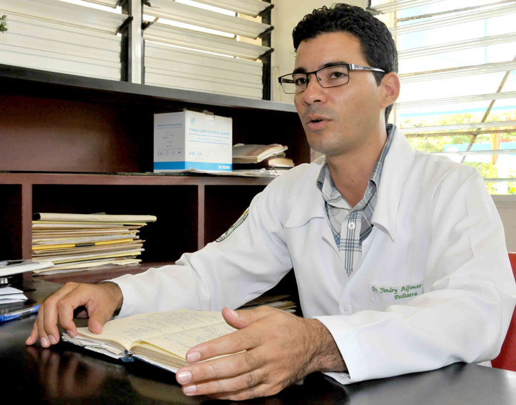 Doctor Yandry Alfonso Chang. Yandry Alfonso Chang, vicedirector de Asistencia médica del hospital pediátrico José Luis Miranda, de Villa Clara.