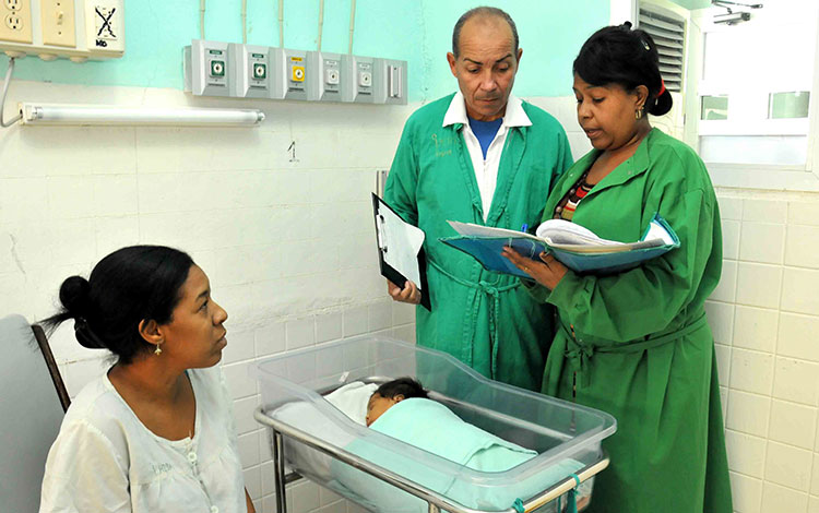 Doctora Viridiana Pérez y enfermero Rafael Bermúdez, del hospital pediátrico José Luis Miranda, de Villa Clara. Doctora Viridiana Pérez y enfermero Rafael Bermúdez, del hospital pediátrico José Luis Miranda, de Villa Clara.