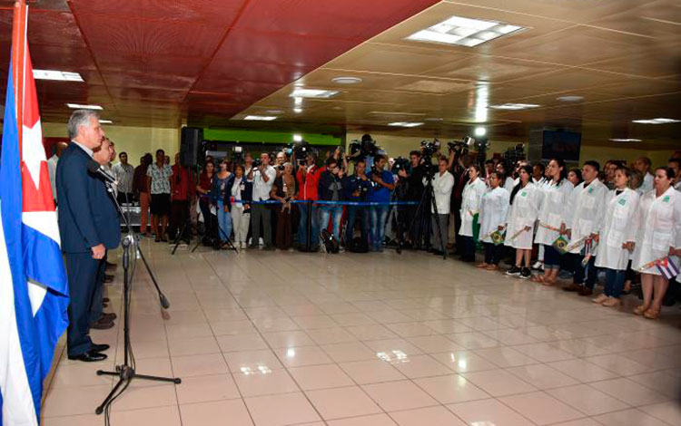 Miguel Díaz-Canel, presidente de Cuba, recibe a médicos cubanos provenientes de Brasil.
