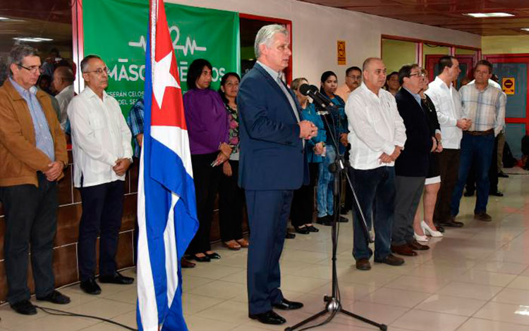 Miguel Díaz-Canel, presidente de Cuba, recibe a médicos cubanos provenientes de Brasil. Miguel Díaz-Canel, presidente de Cuba, recibe a médicos cubanos provenientes de Brasil.