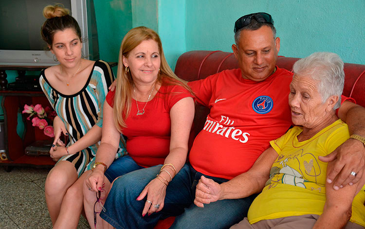 Doctora Grisel Longina Rodríguez Ortiz y su familia. Doctora Grisel Longina Rodríguez Ortiz y su familia.