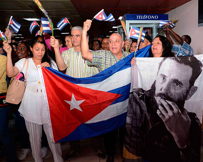 Cooperantes cubanos procedentes de Bolivia portan bandera cubana. Cooperantes cubanos procedentes de Bolivia portan bandera cubana.