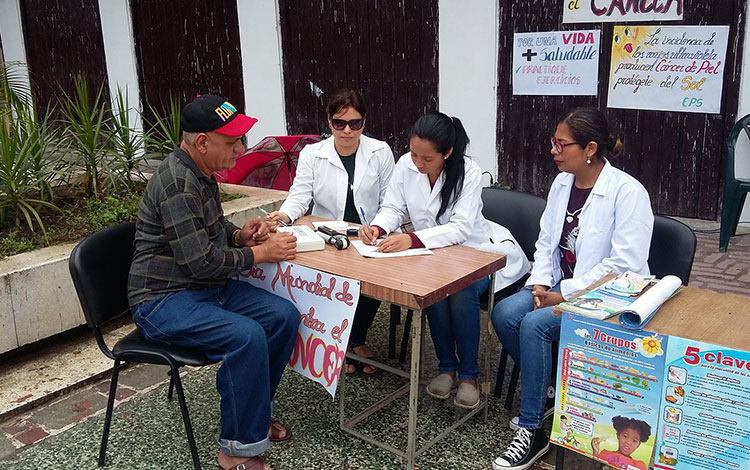 Pesquisa para detectar lesiones en la piel, en Santa Clara, Cuba.