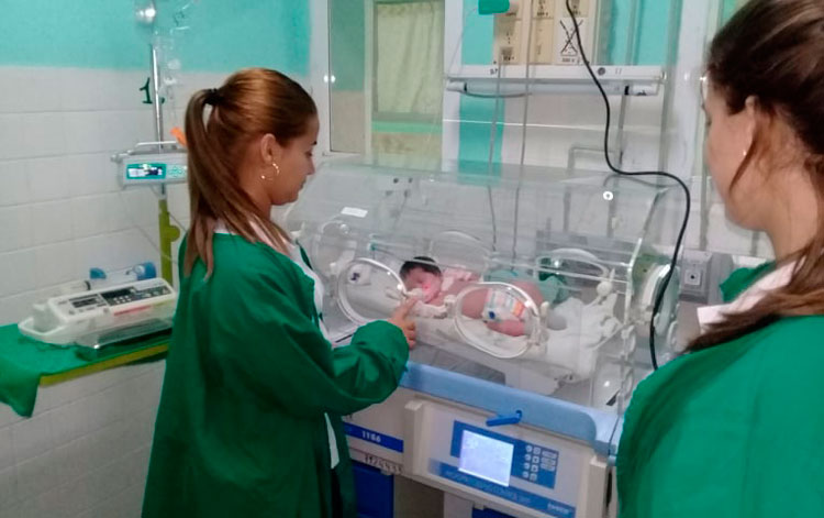 Pediatras de Villa Clara en sala de Recién Nacidos