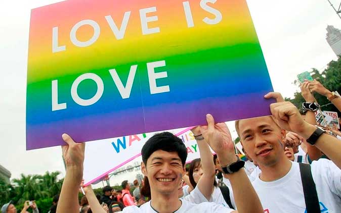 Hombres en desfile LGTBIQ