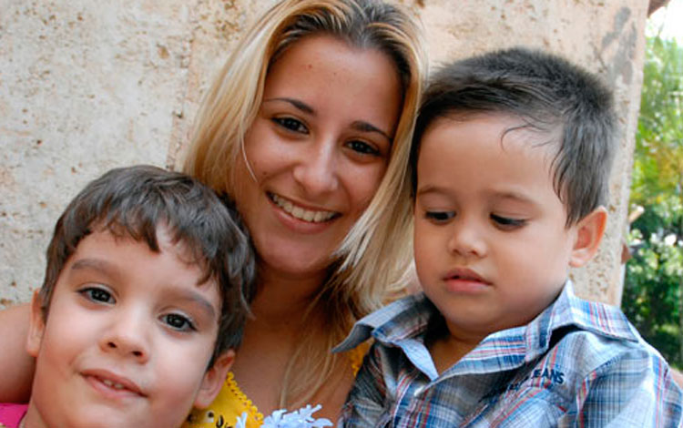 Madre y niños cubanos