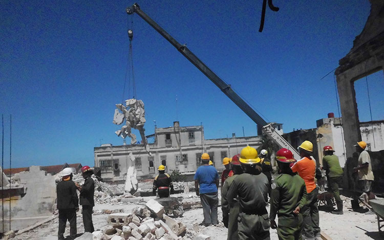 Fuerzas Especiales de Rescate y Salvamento del Ministerio del Interior de Villa Clara y trabajadores de la obra en el instante en que buscaban los cuerpos de los dos obreros desaparecidos.