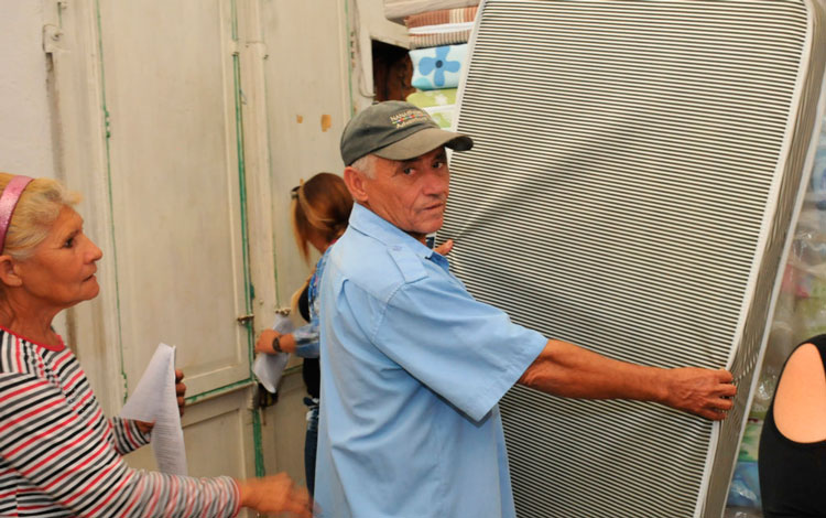 iudadano de Caibarién recibe los beneficios que se le conceden a los damnificados villaclareños más afectados por «Irma». (Foto: Ramón Barreras Valdés).