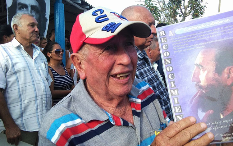 Vecinos de Aguada de Moya, reconocidos por su labor en recuperación de la comunidad.