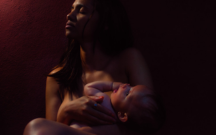 Foto de madre con su hijo en brazos.