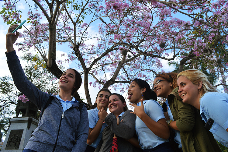 Grupo de jóvenes tomándose un selfi.
