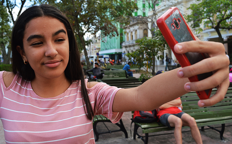 Joven haciéndose un selfi.