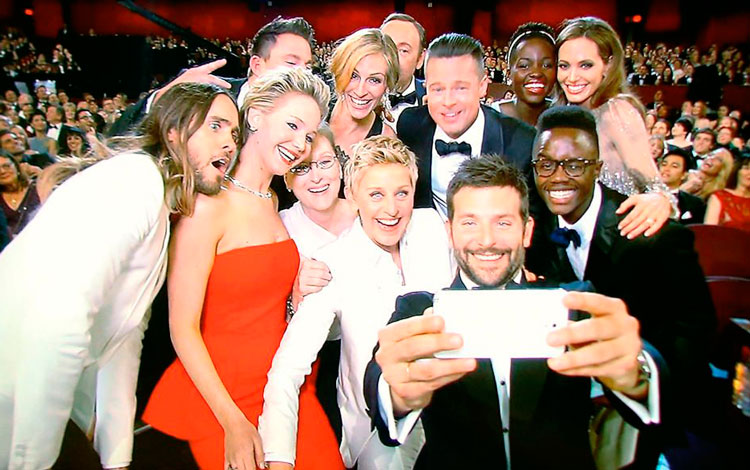 Momento en que Bradley Cooper tomo uno de los sefis de los Oscar 2014. Momento en que Bradley Cooper tomo uno de los sefis de los Oscar 2014.