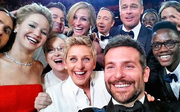 Momento en que Bradley Cooper tomo uno de los sefis de los Oscar 2014. Momento en que Bradley Cooper tomo uno de los sefis de los Oscar 2014.