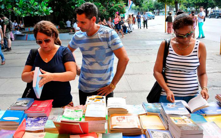 Personas leyendo libros Personas leyendo libros