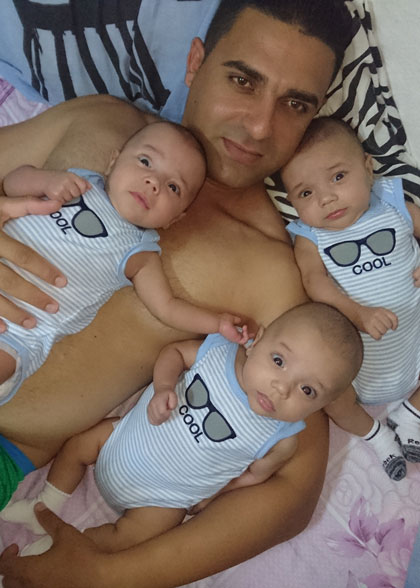 Padre villaclareño con sus trillizos, Padre villaclareño con sus trillizos,