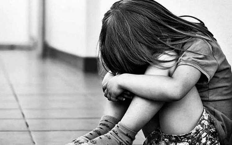 Niña sentada en el suelo Niña sentada en el suelo