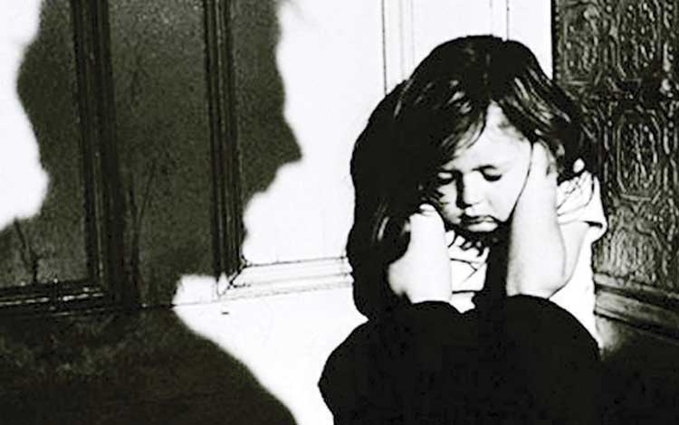 Niña agachada en una esquina Niña agachada en una esquina