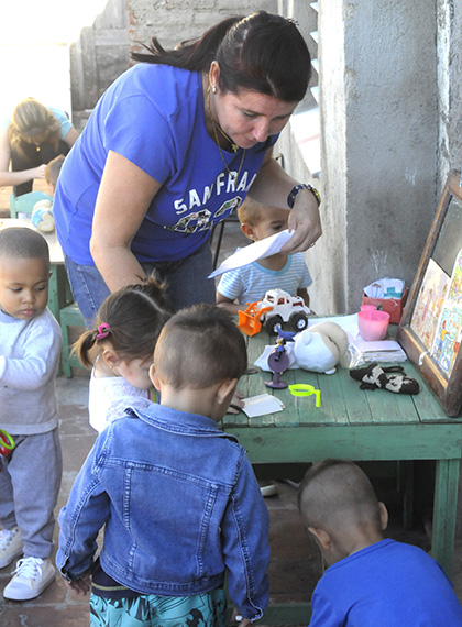 Cuidadora y niños.