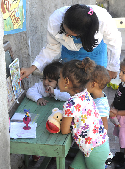 Cuidadora y niños.