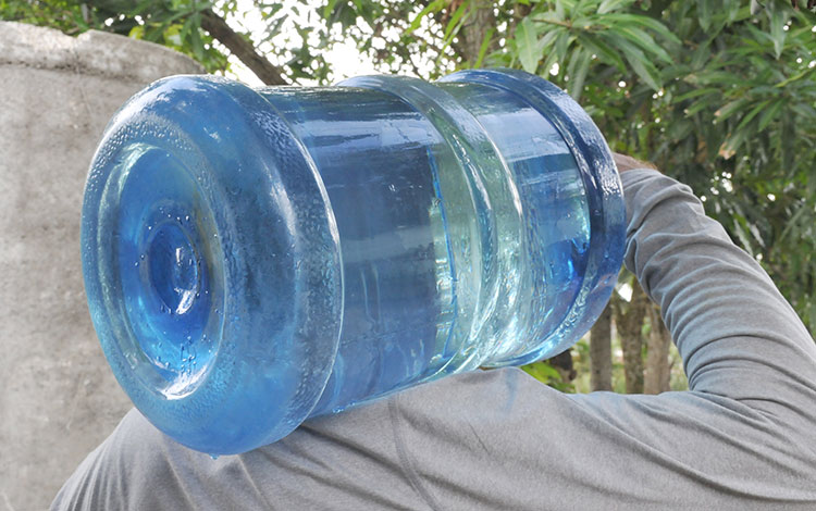 Agua purificada embotellada.