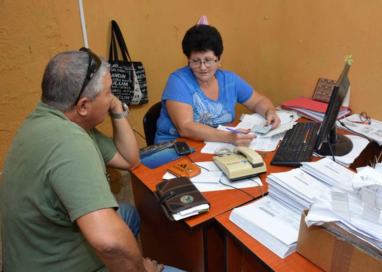 persona prestando servicio a la poblacíon