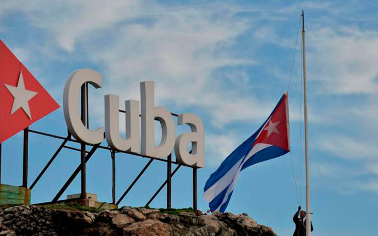 Cartel de Cuba y bandera cubana.