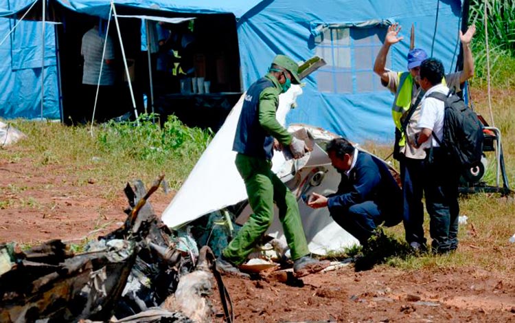 Recolección de evidencias en escenario del accidente aéreo del 18 de mayo de 2018 en La Habana.