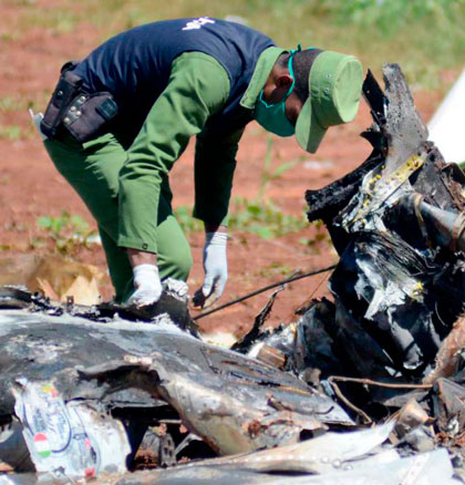 Recolección de evidencias en lugar del accidente aéreo ocurrido en Cuba el 18 de mayo de 2018.