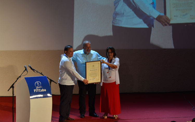 Ministro de Turismo, Miguel Marrero, entrega reconocimiento a Sagua la Grande. Ministro de Turismo, Miguel Marrero, entrega reconocimiento a Sagua la Grande.