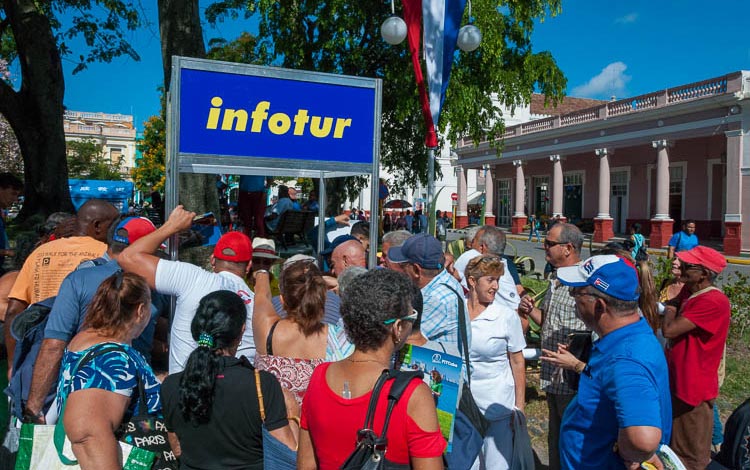 Buró de Infotur en Fiesta del Gran Público en Santa Clara. Buró de Infotur en Fiesta del Gran Público en Santa Clara.