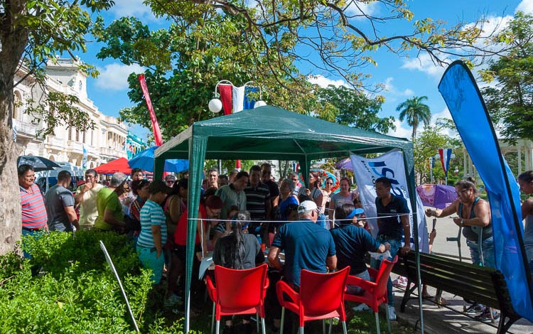 Buró de Islazul en Fiesta del Gran Público en Santa Clara. Buró de Islazul en Fiesta del Gran Público en Santa Clara.