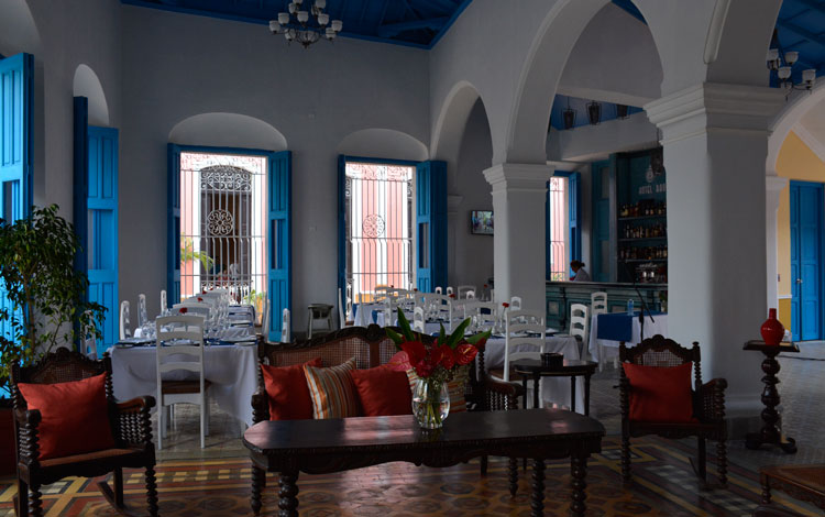 Salón del hotel E Bausá, en Remedios.