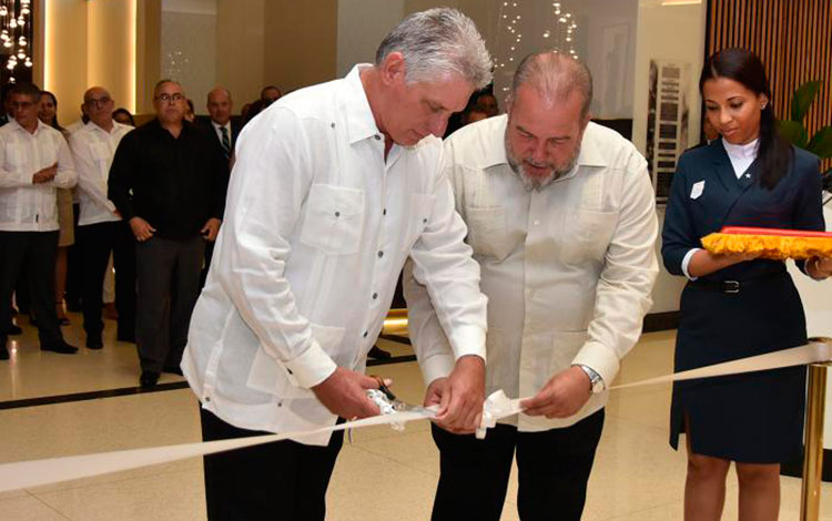 Presidente cubano, Miguel Díaz-Canel corta la cinta en inauguración del hotel Iberoestar Grand Packard, en La Habana.