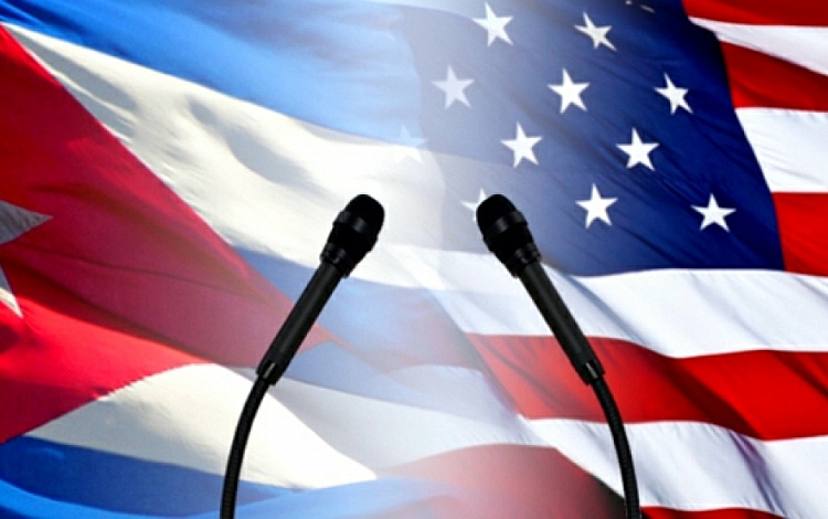 Banderas de Cuba y Estados Unidos.