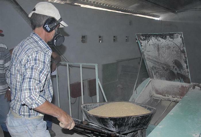 Fábrica de pienso de la UEB Las torres, de Villa Clara.