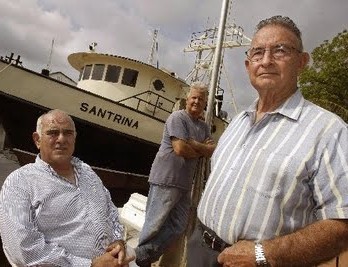 Los terroristas Santiago ílvarez, Osvaldo Mitat y José Hilario Pujol junto al barco Santrina, que introdujo de manera ileagal a Posada Carriles en los Estados Unidos, en el 2005.