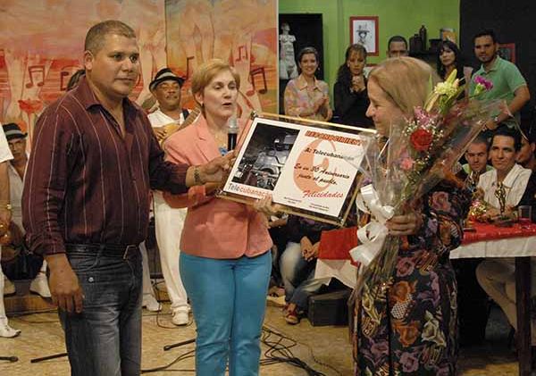Primer secretario del PCC en Villa Clara entrega reconocimiento de Telecubanacán.