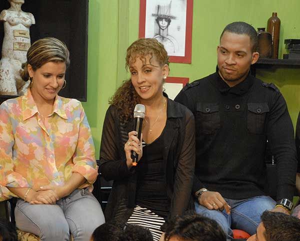 La periodista Naislet Rojas (al centro), durante la transmisión por el aniversario 30 de Telecubanacán.