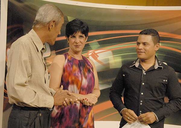 Locutor Reidel Aguilar, junto a los meteorólogos José Lamadrid y Sandra Ruiz.