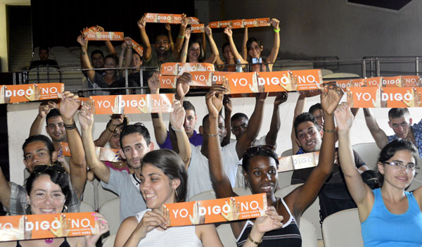 Estudiantes de la Universidad Central apoyan campaña de no violencia contra la mujer.