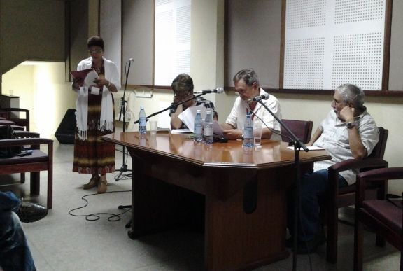 Panel sobre el poeta Raúl Ferrer.