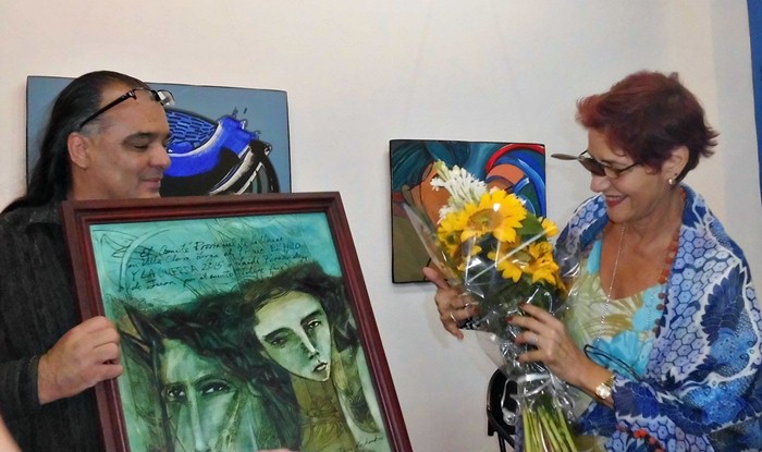 Laidi Fernández de Juan recibe premio del Concurso El hilo y la cuerda.