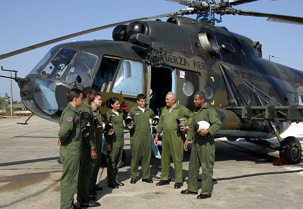 Yuliet Doronceles con sus compañeros pilotos de helicóptero.