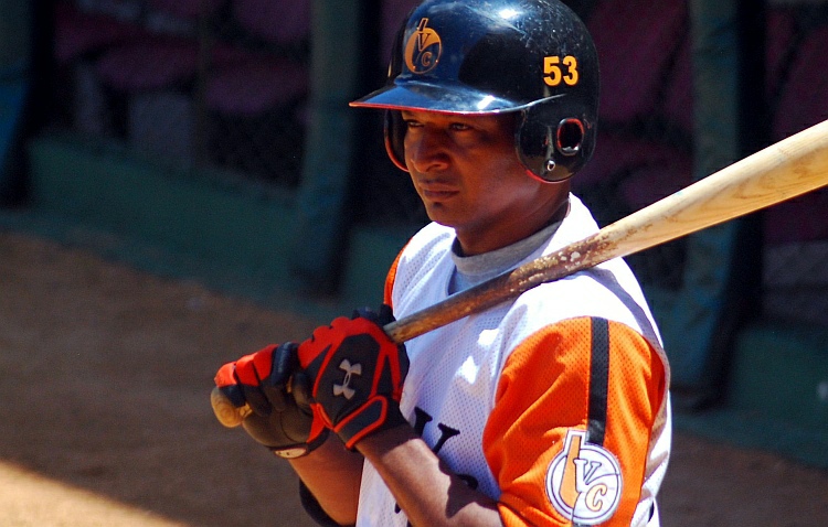 El legendario Borrero bateó la primera bola en la inauguración oficial del nacional de béisbol Sub 18, en el estadio Sandino.