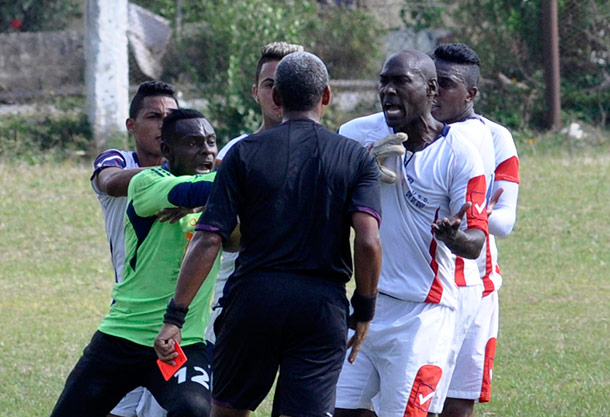 Las Tunas discute penal.