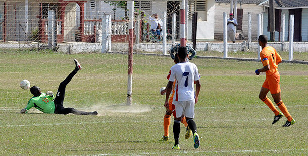 Yenier Márquez anota de penal frente a Las Tunas.