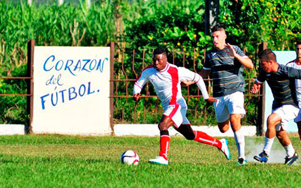 Juego de fútbol entre Villa Clara y la Isla de la Juventud.